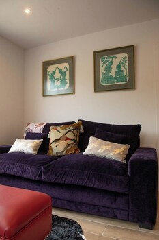 house sleeps 10 with enclosed garden