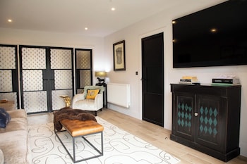 house sleeps 10 with enclosed garden