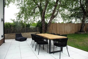 house sleeps 10 with enclosed garden
