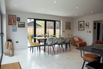 house sleeps 10 with enclosed garden