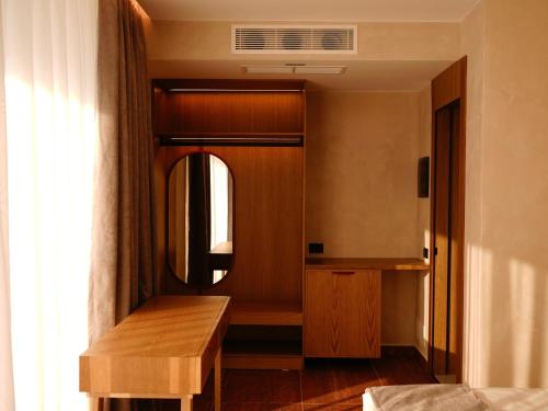 greg hotel