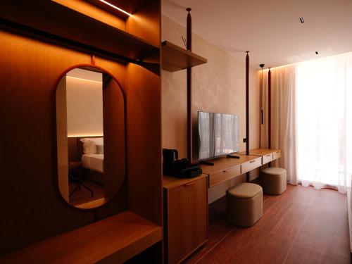 greg hotel