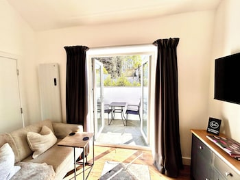 Hideaway Suite,Maciver Lane,2 star