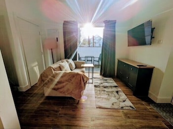 Hideaway Suite,Maciver Lane,2 star