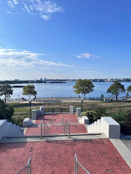 Fox Point Landing Residences,,4 star
