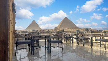 hotel pyramids palace view inn