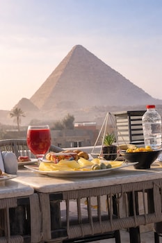 hotel pyramids palace view inn