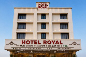 Royal Palace Hotel Surat Velanja,,3 star