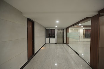 Royal Palace Hotel Surat Velanja,,3 star