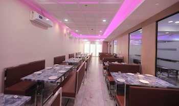 Royal Palace Hotel Surat Velanja,,3 star