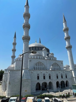 paris otel itfaiye meydani