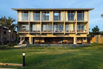 rucha beachfront retreat