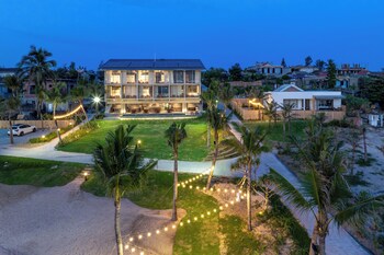rucha beachfront retreat