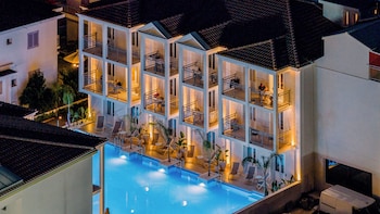 royal nidri suites