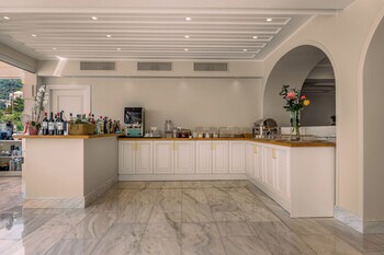 royal nidri suites
