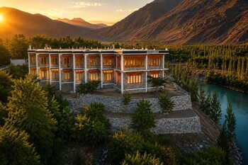 the apricot tree hotel