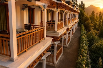 the apricot tree hotel