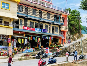 premium hotel girish heritage stay