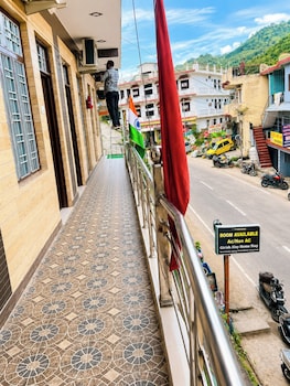 premium hotel girish heritage stay