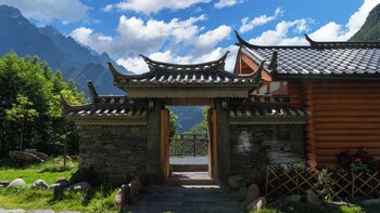 tiger leaping gorge yachajiao manor