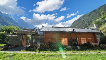 tiger leaping gorge yachajiao manor