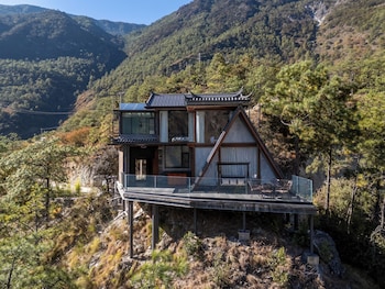 tiger leaping gorge yachajiao manor