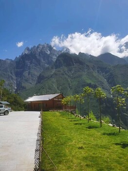 tiger leaping gorge yachajiao manor