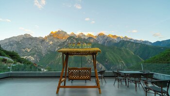 tiger leaping gorge yachajiao manor