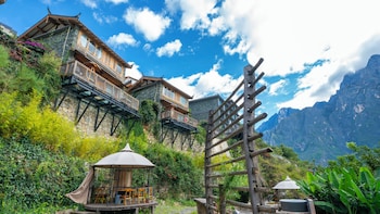 tiger leaping gorge yachajiao manor