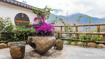 tiger leaping gorge yachajiao manor
