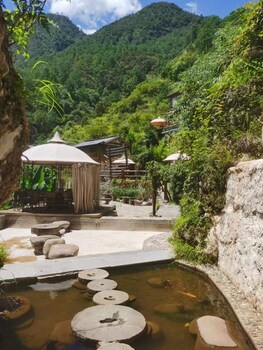 tiger leaping gorge yachajiao manor