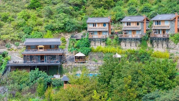 tiger leaping gorge yachajiao manor