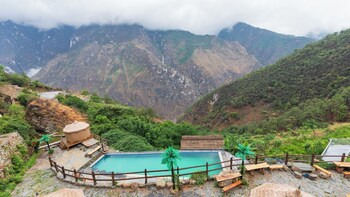 tiger leaping gorge yachajiao manor