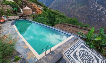 tiger leaping gorge yachajiao manor