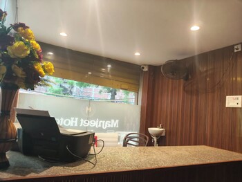 Manjeet Hotel & Restaurant,,2 star