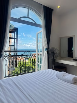 blue hotel phu quoc sunset town