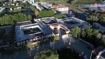 shigatse summer palace healing hotel