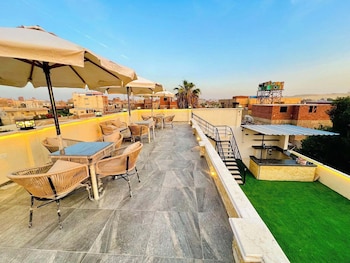 lavista pyramid view