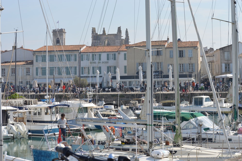 hotel du port