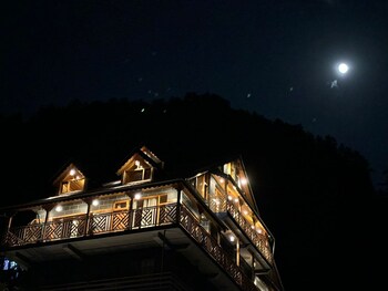 Cafe Saffron Sips & Stays,,2 star