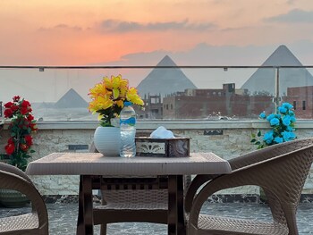 anubis pyramids view inn