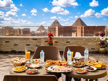 anubis pyramids view inn
