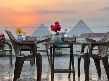 anubis pyramids view inn