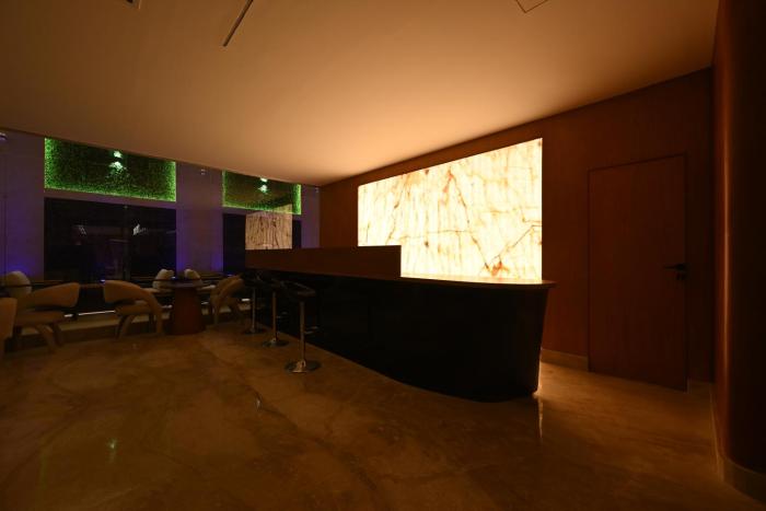 solana sky pool boutique hotel