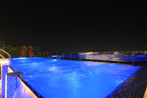 solana sky pool boutique hotel