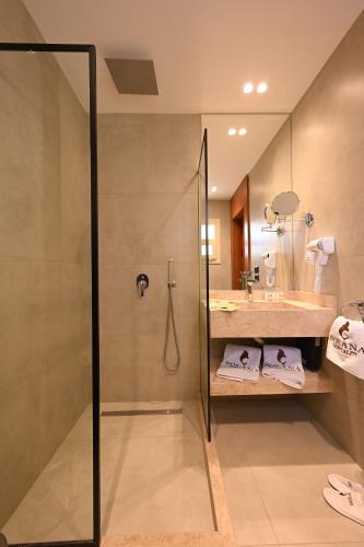 solana sky pool boutique hotel