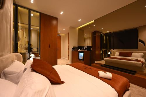 solana sky pool boutique hotel