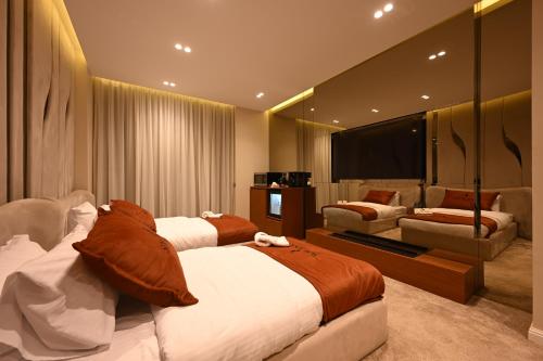 solana sky pool boutique hotel