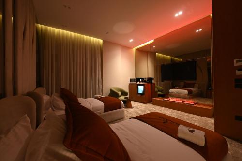 solana sky pool boutique hotel
