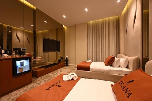 solana sky pool boutique hotel